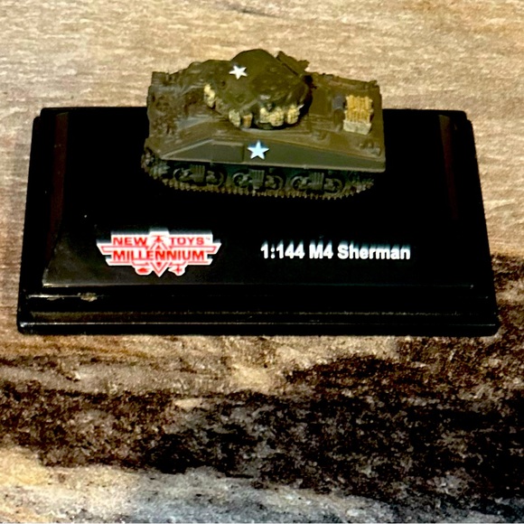 Millennium Toys Classic 1:144 Scale Tank Display, set of 4 one cracked displayed - Picture 2 of 7